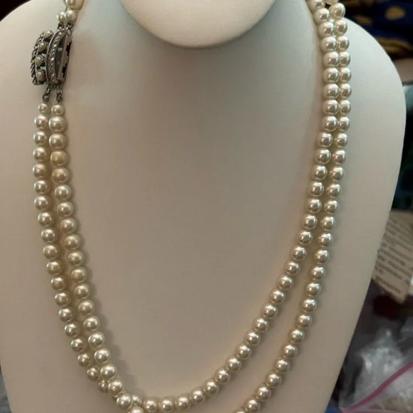 Elegant Faux Pearl Necklace with Silver Accents - Picture 7 of 8